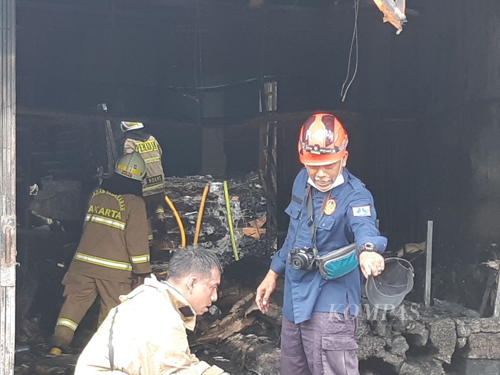 Petugas pemadam kebakaran masih bertugas di rumah toko yang terbakar di kawasan Mampang Prapatan, Jakarta Selatan, Jumat (19/4/2024) pagi. Ruko tersebut terbakar pada Kamis (18/4/2024) malam.