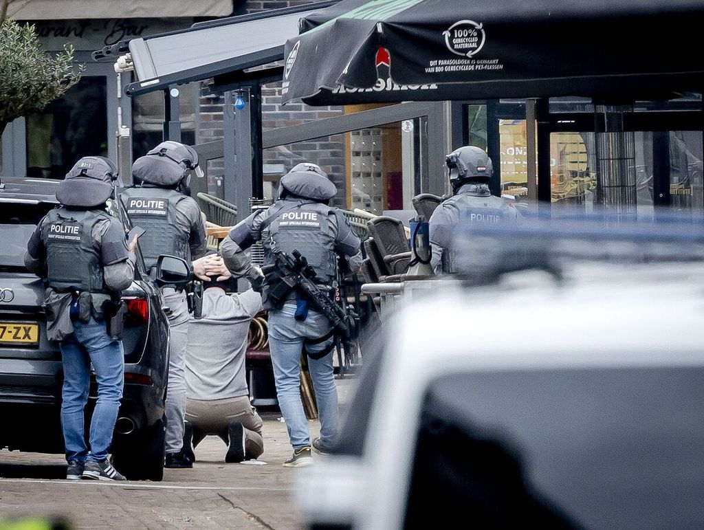 Seorang pria tersangka penyanderaan ditangkap pasukan polisi khusus, DSI, setelah beberapa orang disandera di sebuah kafe di Ede, Belanda, Sabtu (30/3/2024). 