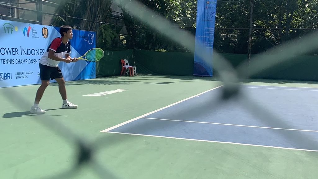 Petenis putra Indonesia, Claudio Renardi Lumanau, saat menghadapi petenis asal Taiwan, Cing-Yang Meng, di babak pertama kualifikasi Medco Power International Tennis Championships M15 2023 di lapangan tenis Hotel Sultan, Jakarta, Minggu (15/1/2023). Claudio takluk dua set langsung, 5-7, 4-6.