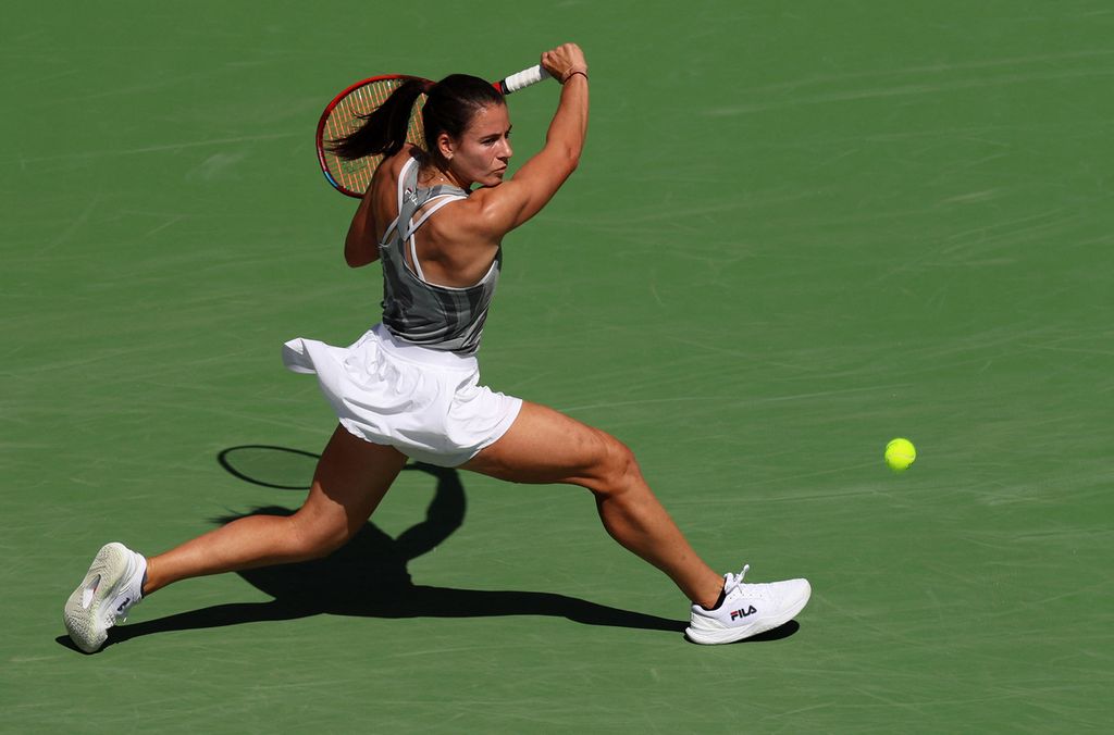 Petenis AS, Emma Navarro, mengembalikan bola ke arah Aryna Sabalenka pada babak keempat WTA Masters 1000 Indian Wells di Indian Wells Tennis Garden, Caifornia, Amerika Serikat, Rabu (13/3/2024).