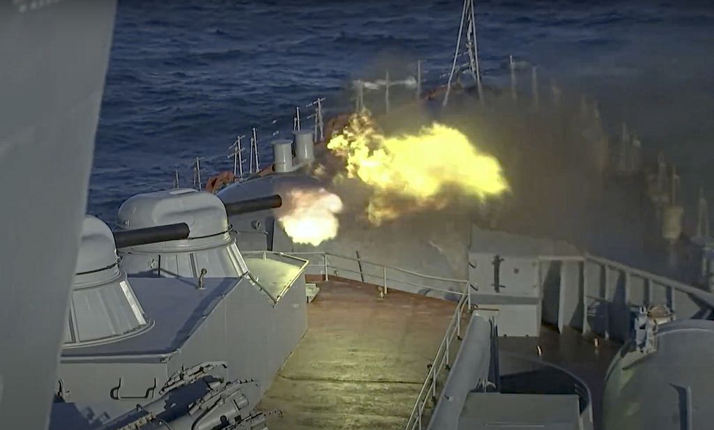 Kapal perang Rusia menembakkan meriam dalam latihan Angkatan Laut di Laut Hitam, Jumat (18/2/2022). 