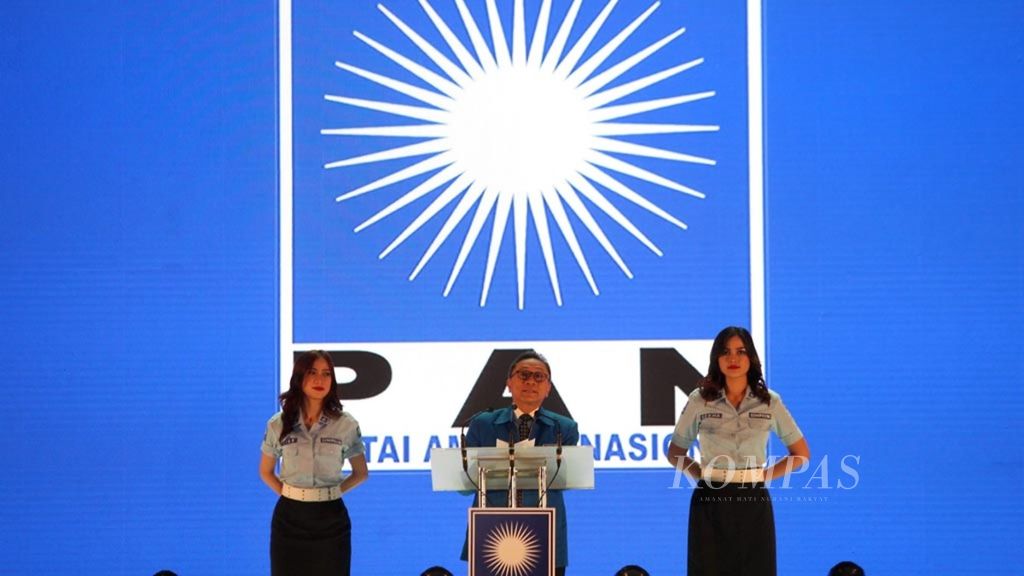 Ketua Umum Partai Amanat Nasional (PAN) Zulkifli Hasan memberikan sambutan saat pembukaan Rapat Kerja Nasional PAN di JI Expo, Kemayoran, Jakarta, Minggu (29/5/2016). 