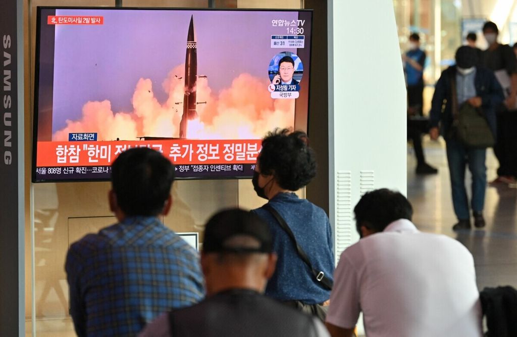 Warga menonton televisi yang menyiarkan cuplikan uji rudal Korea Utara di sebuah stasiun televisi di Seoul, 15 September 2021, setelah militer Korsel menembakkan dua rudal balistik ke laut. 