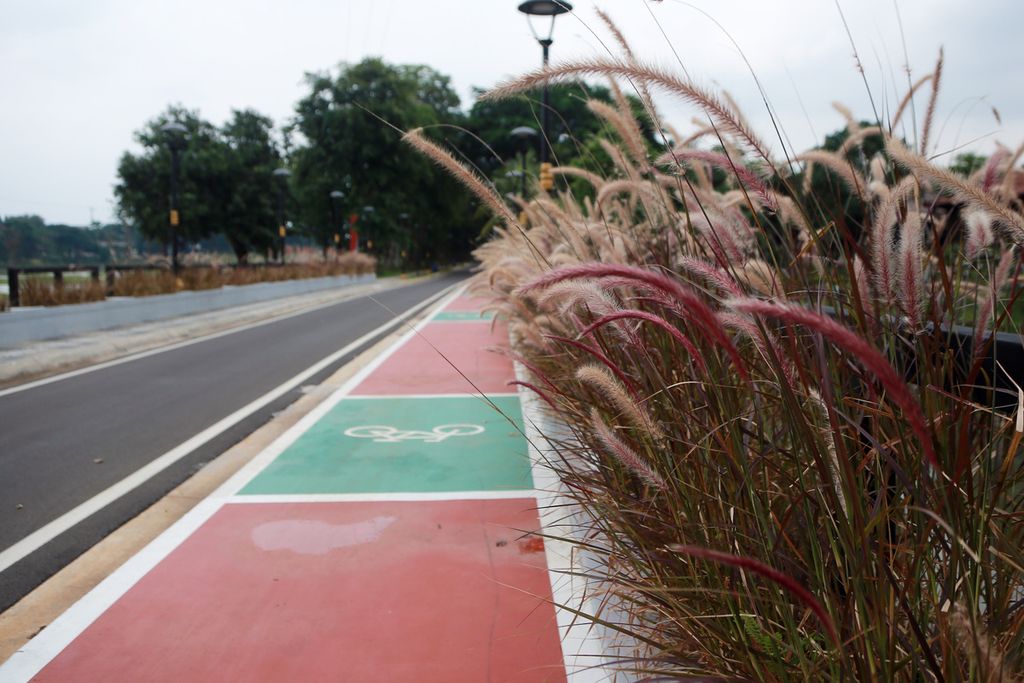 Jalur sepeda baru di Taman Mini Indonesia Indah (TMII), Jakarta, Selasa (15/11/2022). Revitalisasi TMII mengusung tema dan konsep baru, yakni kawasan wisata rendah karbon dan ramah lingkungan. Revitalisasi TMII menghabiskan anggaran Rp 1,1 triliun. Pada 20 November 2022 TMII akan melakukan uji coba pembukaan terbatas. Terdapat area baru setelah revitalisasi TMII, seperti Taman Bhineka, Menara Pandang Saujana, Jogging Track, dan Tram Mover (kereta layang listrik). 