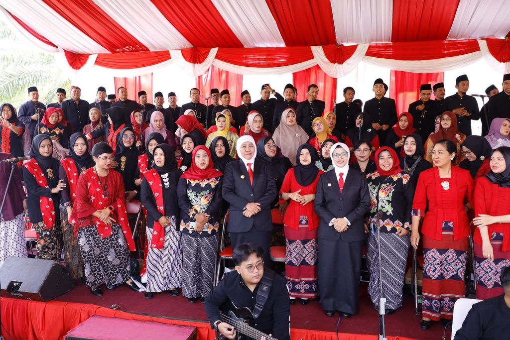 Gubernur Jatim Khofifah Indar Parawansa dan Bupati Blitar Rini Syarifah bersama para pemuda Kabupaten Blitar pada momen peringatan Hari Sumpah Pemuda ke-95, Jumat (28/10/2023) 