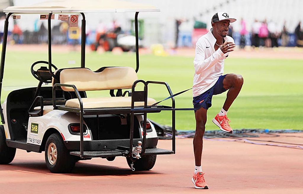 Mo Farah, pelari jarak jauh Inggris Raya, melatih kekuatan otot  di Stadion London, Inggris, Kamis (3/8), sebagai persiapan menjelang Kejuaraan Dunia Atletik IAAF  yang akan bergulir di London, 4-13 Agustus. Pelari kelahiran Somalia itu telah mempersembahkan empat medali emas Olimpiade dan lima gelar juara dunia bagi Inggris Raya.   
