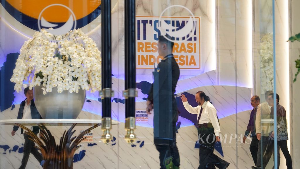 Ketua Umum Partai Nasdem Surya Paloh tiba di tempat konferensi pers terkait politisi parpolnya, Syahrul Yasin Limpo, yang diminta mengundurkan diri sebagai Menteri Pertanian di kantor DPP Partai Nasdem di Nasdem Tower, Jakarta, Kamis (5/10/2023). 