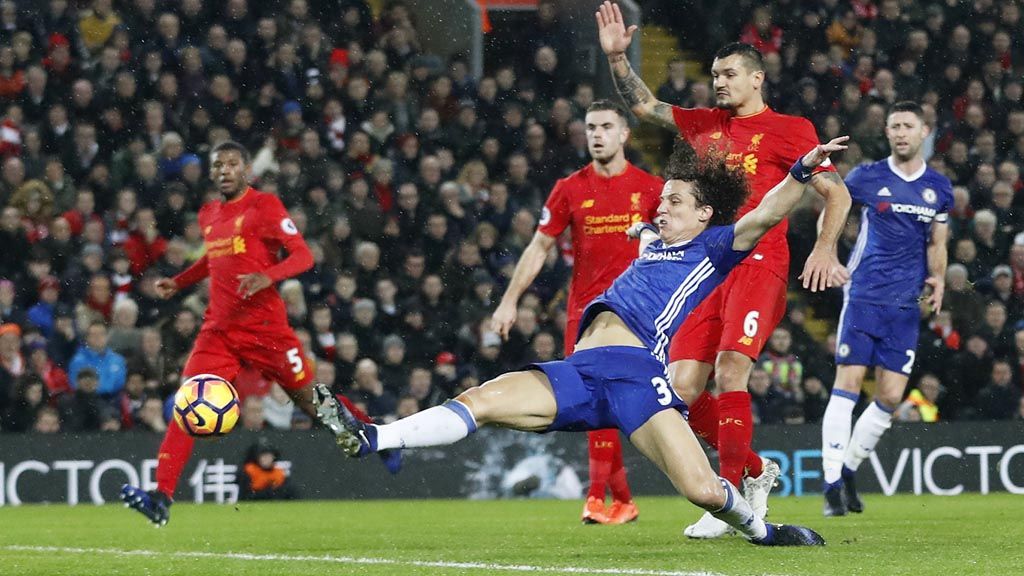 Pemain Chelsea, David Luiz, menendang bola ke arah gawang Liverpool pada laga lanjutan Liga Inggris di Stadion Anfiled, Liverpool, Selasa (31/1/2017).