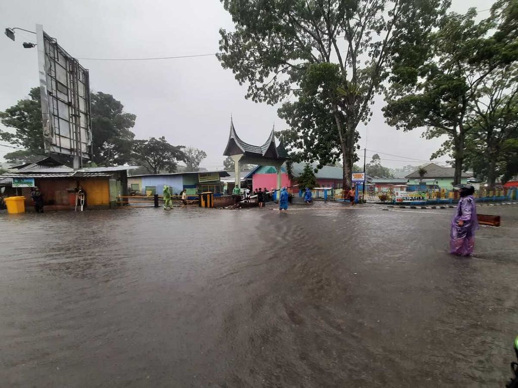 Kondisi banjir di salah satu jalan di Kota Bukittinggi, Sumatera Barat, Selasa (1/2/2022) sore.