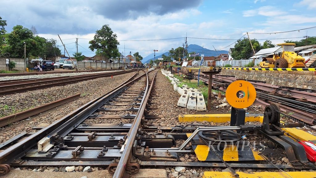 Sistem persinyalan manual atau sistem persinyalan yang digerakkan secara mekanik dengan tenaga manusia di jalur kereta Stasiun Cicalengka, Jawa Barat, Jumat (5/1/2024).