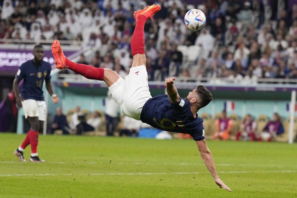 Penyerang Perancis, Olivier Giroud, menendang bola saat laga 16 besar Piala Dunia 2022 melawan Polandia di Stadion Al Thumama di Doha, Qatar, Minggu (4/12/2022).