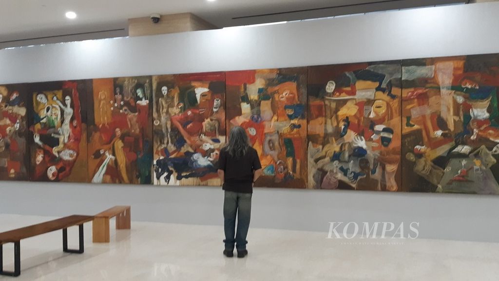 Kolektor Prasodjo Winarko (55) memamerkan sebanyak 64 lukisan dan patung karya 38 seniman, Selasa (14/11/2023), di Graha Union Sampoerna, Jakarta. Saat ini koleksinya mencapai 900 lukisan dan patung karya dari sekitar 200 seniman Indonesia.