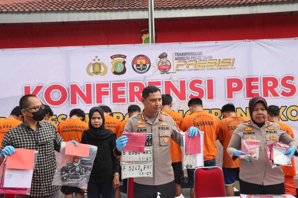 Kepala Kepolisian Resor Metro Tangerang Kota Komisaris Besar Zain Dwi Nugroho menunjukan barang bukti dari tujuh pelaku yang ditangkap oleh tim Operasional Reserse Kriminal Kepolisian Sektor Cileduk, Jumat (10/2/2023). Aksi tawuran pemuda dan teror bersenjata kepada warga di Cipaku, Kecamatan Larangan, Kota Tangerang, sekitar pukul 04.30, pada Minggu (8/1/2023) lalu, viral di media sosial.