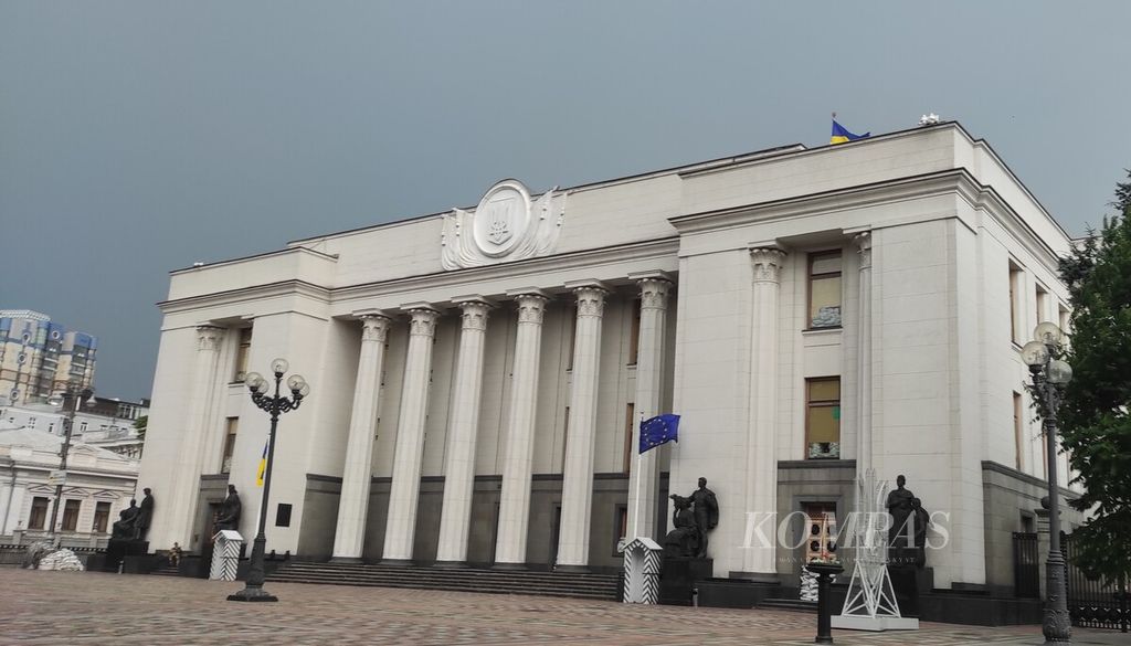 Istana Mariinsky di Kyiv, Ukraina, yang merupakan Kantor Kepresidenan Ukraina. Di sini pernah digelar pertemuan antara Presiden RI Joko Widodo dan Presiden Ukraina Volodymyr Zelenskyy, Rabu (29/6/2022).