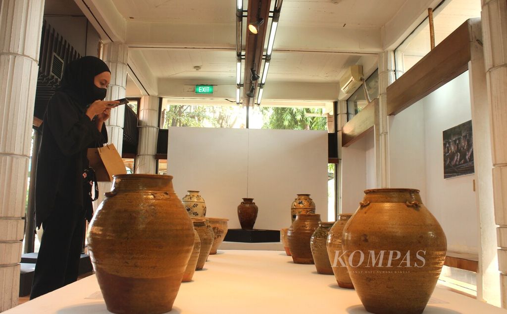 Pengunjung memotret keramik koleksi Bentara dalam Pameran Keramik Singkawang di Bentara Budaya Jakarta, Minggu (11/9/2022). 