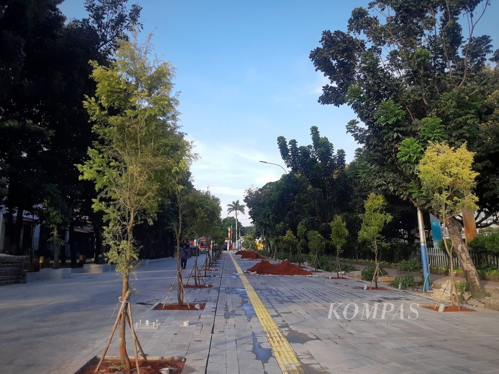 Tanaman tumbuh berjejer di jalur khusus pedestrian yang dulu merupakan Jalan Lada, Kota Tua, Jakarta Barat, Kamis (14/7/2022)
