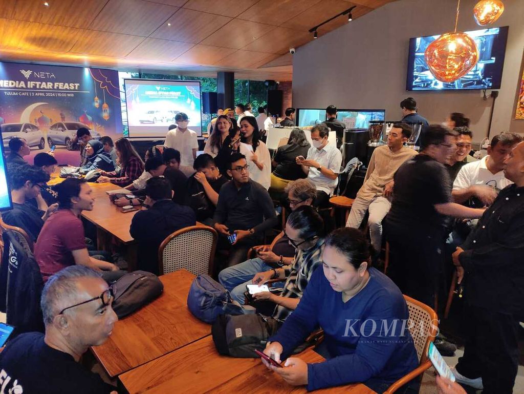 Para undangan Media Iftar Feast yang diselenggarakan PT Neta Auto Indonesia menunggu saat berbuka di Jakarta, Selasa (2/4/2024).