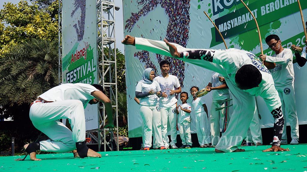 Sejumlah capoerista yang tergabung dalam Grupo Capoeira Brasil Indonesia menampilkan tari maculele, di Jakarta, pertengahan September lalu. Komunitas capoeira menjadi wadah bagi orang-orang yang ingin belajar makna capoeira sambil mengolah tubuh dengan gerakan indah.