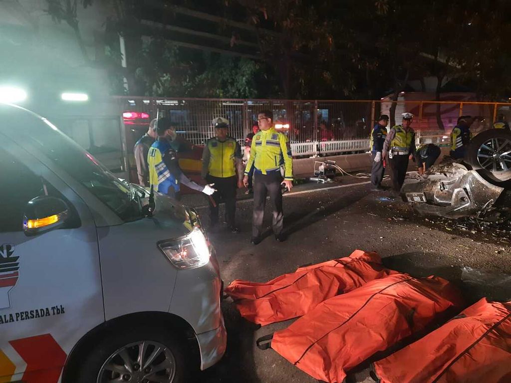 Proses evakuasi korban kecelakaan tunggal yang dialami mobil Toyota Fortuner di Jalan Tol Ir Wiyoto Wiyono di Tanjung Priok, Jakarta Utara, pada Selasa (18/7/2023) malam. Tiga penumpang tewas dan sopir luka-luka.