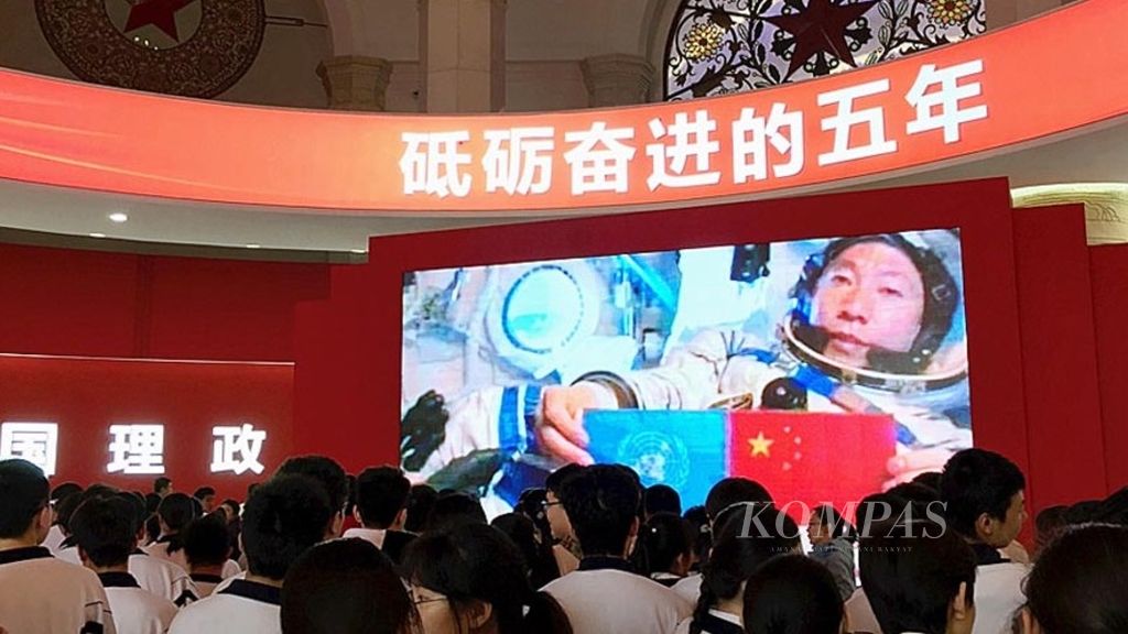 Anak-anak sekolah memenuhi Pameran Pembangunan Lima Tahun China yang dibuka sejak September 2017 lalu. Berbagai kemajuan inovasi dan teknologi yang dicapai selama lima tahun di bawah kepemimpinan Presiden China Xi Jinping dipamerkan.