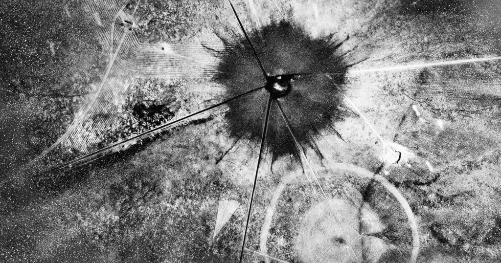 Foto ini menunjukkan pemandangan udara setelah ledakan atom pertama di Trinity Test Site, di NM, pada 16 Juli 1945. Sebuah film baru tentang kehidupan J Robert Oppenheimer dan perannya dalam pengembangan bom atom sebagai bagian dari Proyek Manhattan selama Perang Dunia II dibuka di bioskop pada hari Jumat, 21 Juli 2023. 