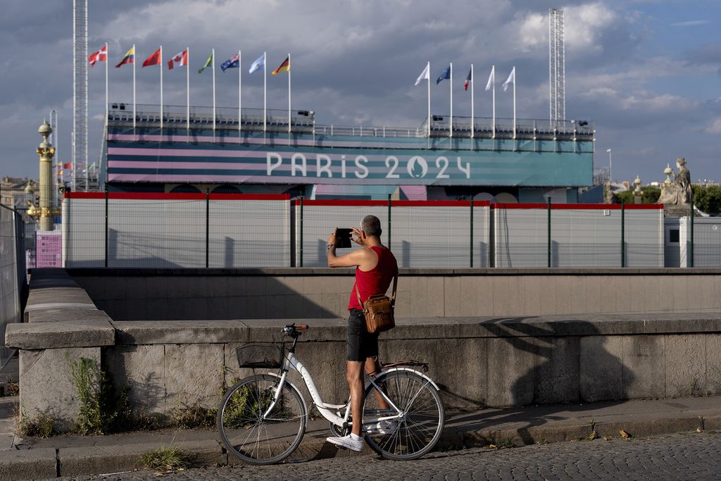 Suasana di luar arena cabang olahraga <i>skateboard</i> Olimpiade Paris 2024 di Paris, Perancis, Jumat (19/7/2024). Cabang <i>skateboard</i> diikuti sejumlah atlet generasi alfa yang berusia 11-12 tahun. 