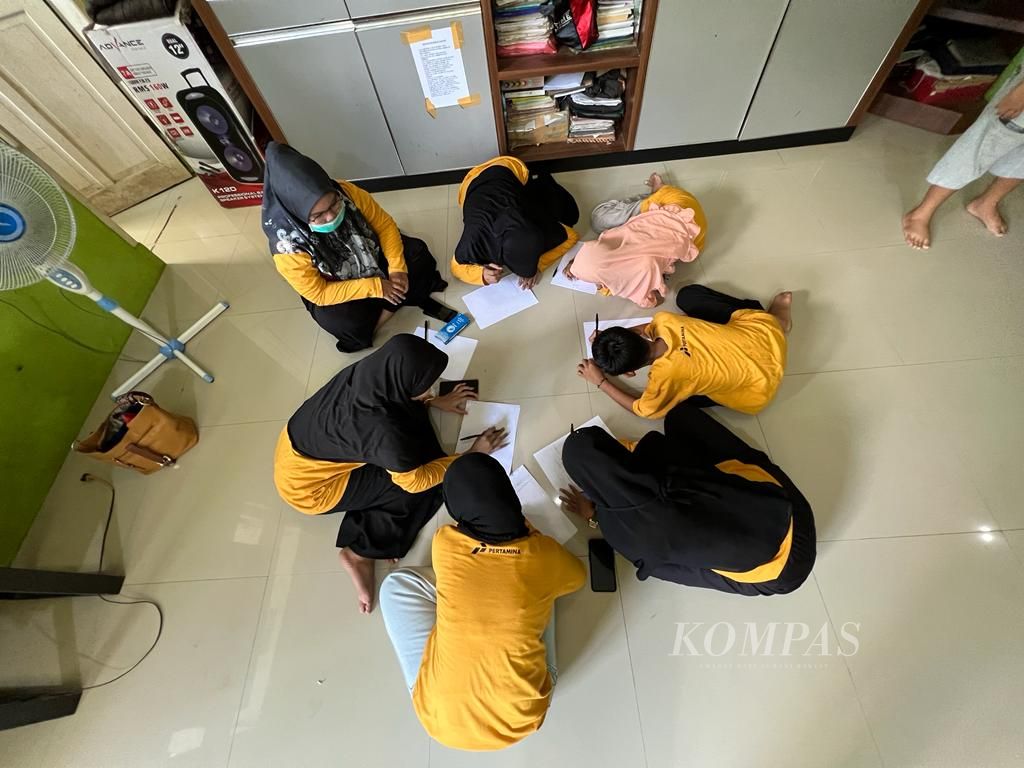 Anak remaja setingkat SMP dan SMU mengikuti aktivitas belajar di Sekolah Anak Percaya Diri di Makassar, Sulawesi Selatan, Jumat (11/3/2022). Pendidikan luar sekolah ini diperuntukkan untuk anak-anak korban kekerasan.