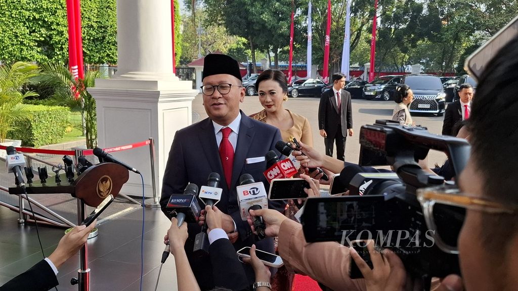 Mantan Ketua Kadin yang juga mantan Dubes Indonesia di Amerika Serikat, yang pernah menjadi Ketua Tim Kampanye Nasional Prabowo Subianto-Gibran Rakabuming Raka, Rosan Roeslani, tiba di Istana Kepresidenan Jakarta, Senin (19/8/2024). Ia dikabarkan akan dilantik sebagai Menteri Investasi/Kepala Badan Koordinasi Penanaman Modal (BKPM) menggantikan Bahlil Lahadalia.