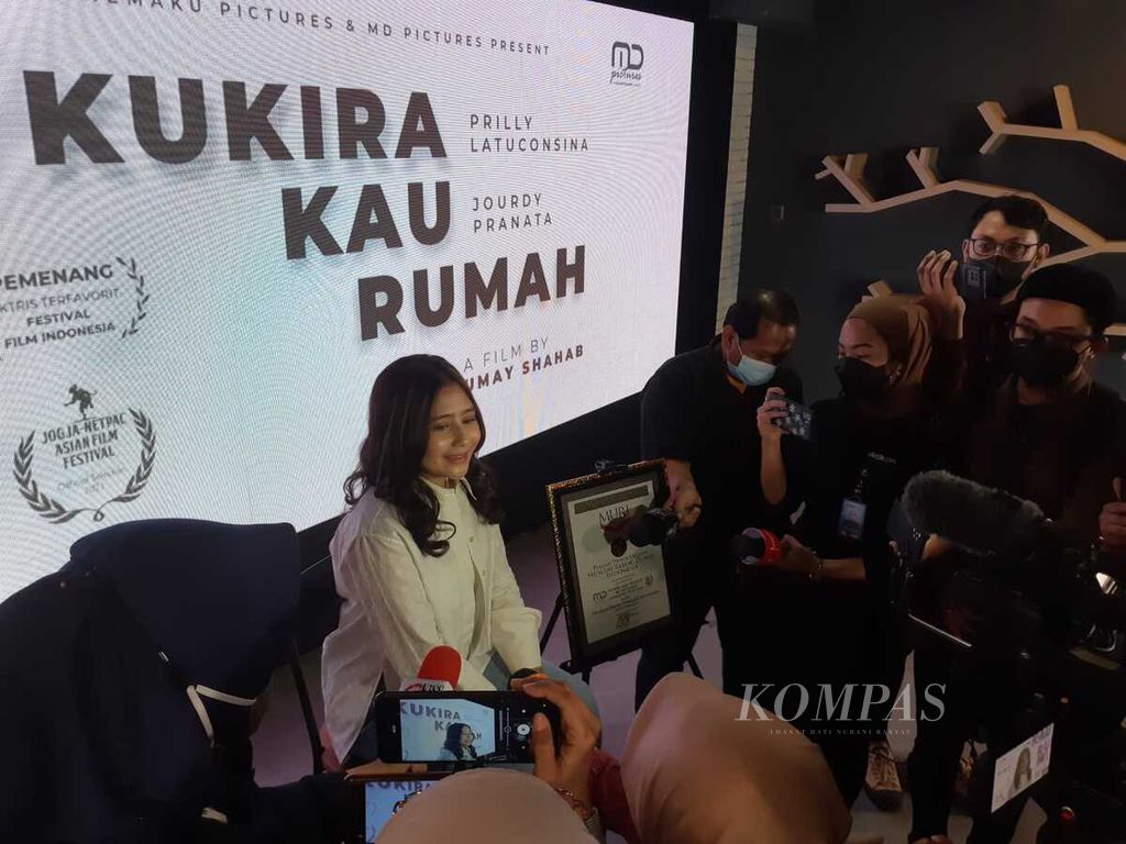 Prilly Latuconsina menjelaskan film yang diproduserinya, <i>Kukira Kau Rumah,</i> di Jakarta, Rabu (16/3/2022).