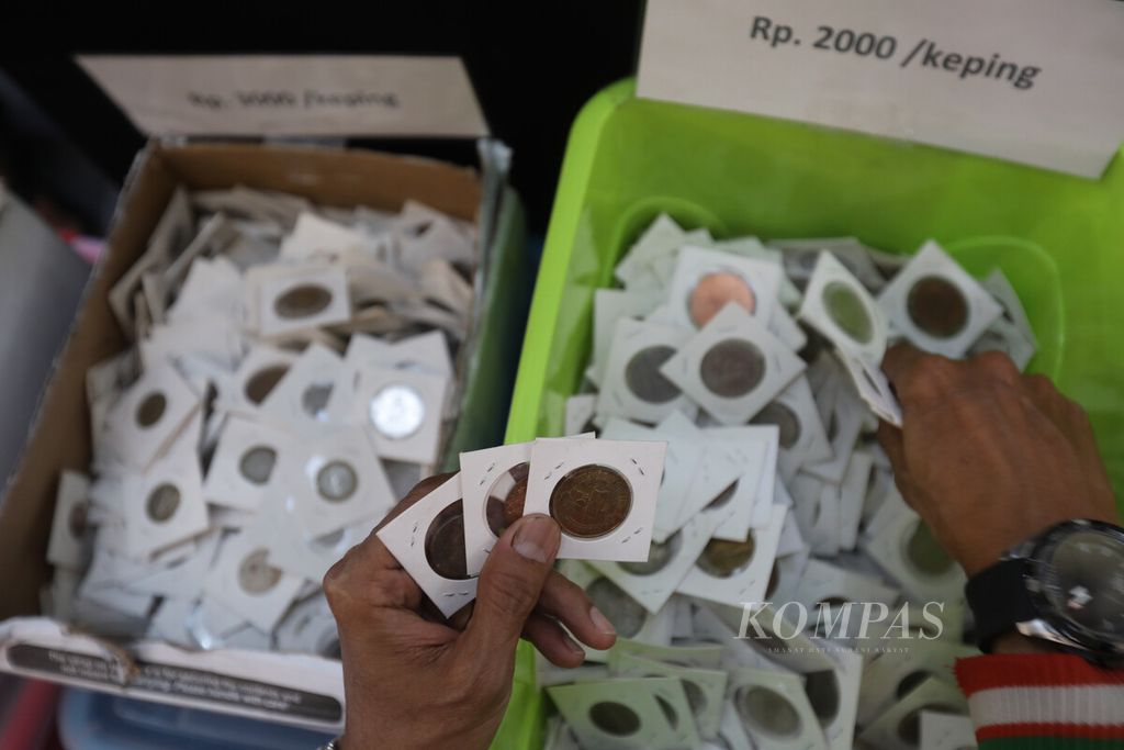 Kolektor uang antik berburu uang kertas maupun koin dalam pameran INS 2 di Mal Ciputra, Jakarta, Jumat (1/9/2023). 