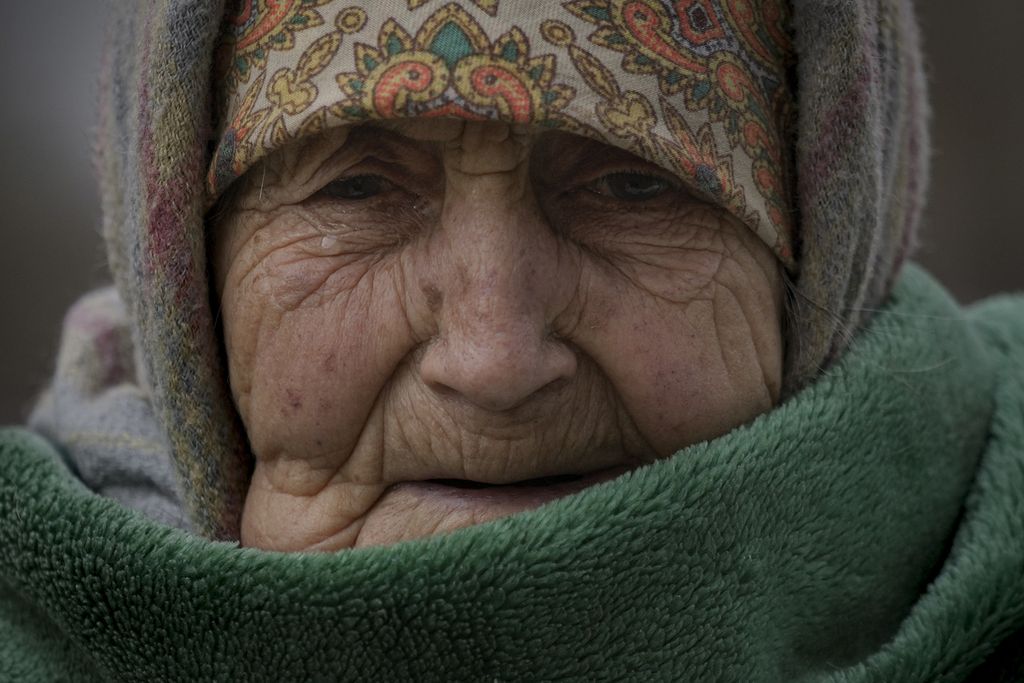 Seorang nenek berusia 94 tahun berbalut selimut tebal, menangis setelah berhasil di evakuasi dari Irpin, pinggiran Kiev pada Sabtu (26/3/2022).