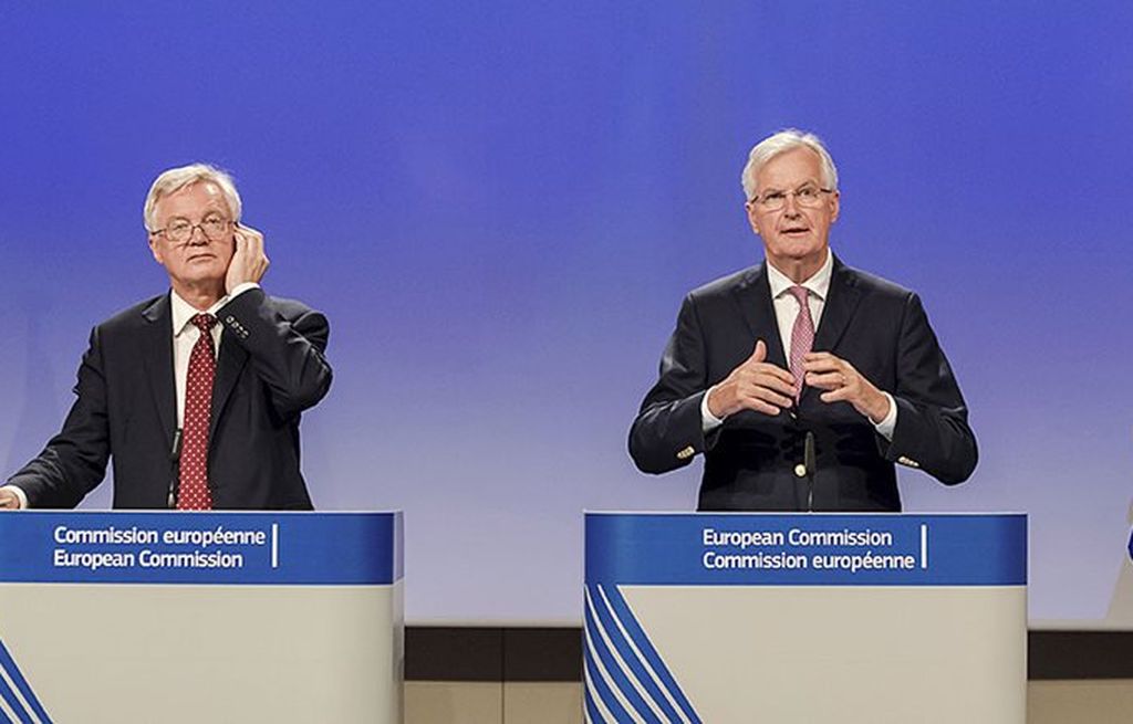 Ketua Juru Runding Brexit  Uni Eropa Michel Barnier (kanan) dan Menteri Urusan Brexit Inggris David Davis memberikan keterangan kepada wartawan setelah  negosiasi putaran kedua UE-Inggris di markas UE,  Brussels, Belgia, Kamis (20/7).  