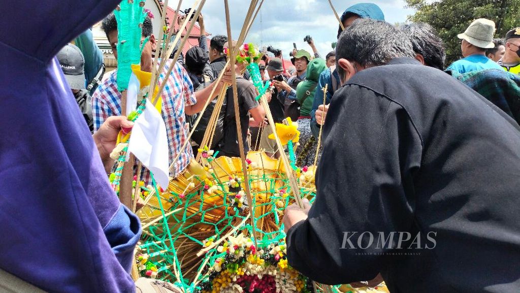 Warga beramai-ramai berebut uba rampe yang ada di gunungan dalam acara Grebeg Sawal, Sabtu (22/4/2023).