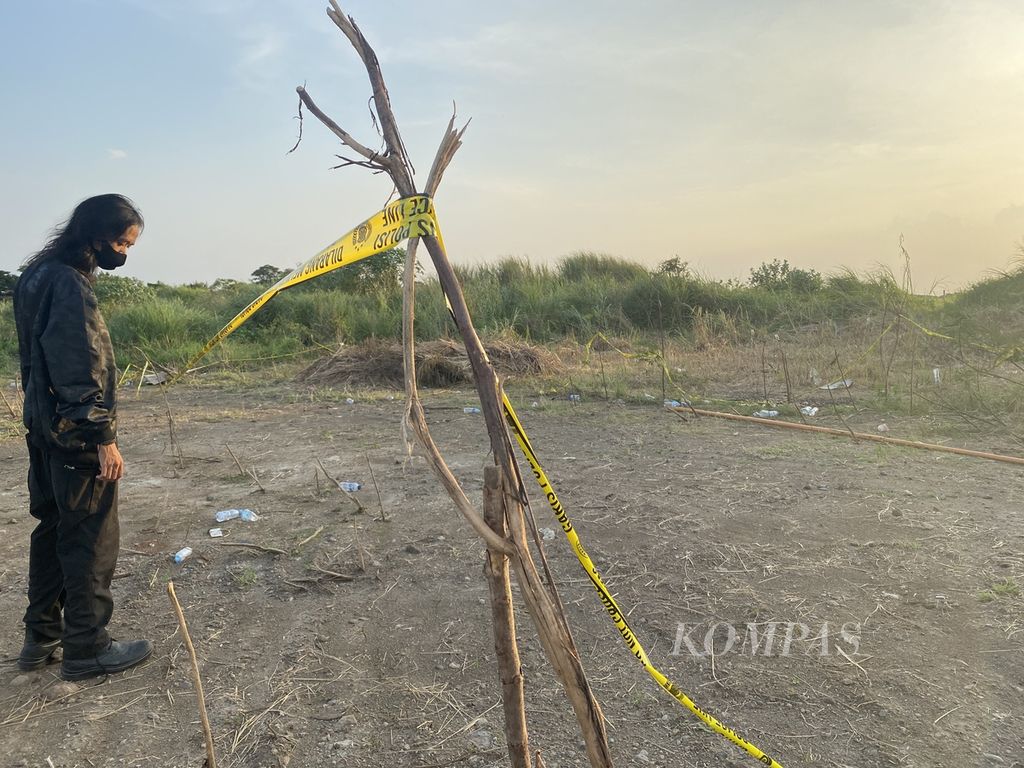 Wartawan berada di sebuah lahan kosong di Kelurahan Tawangsari, Kecamatan Semarang Barat, Kota Semarang, Jawa Tengah, Senin (12/9/2022). Lokasi itu merupakan tempat jasad Paulus Iwan Boedi Prasetijo (51) ditemukan. 