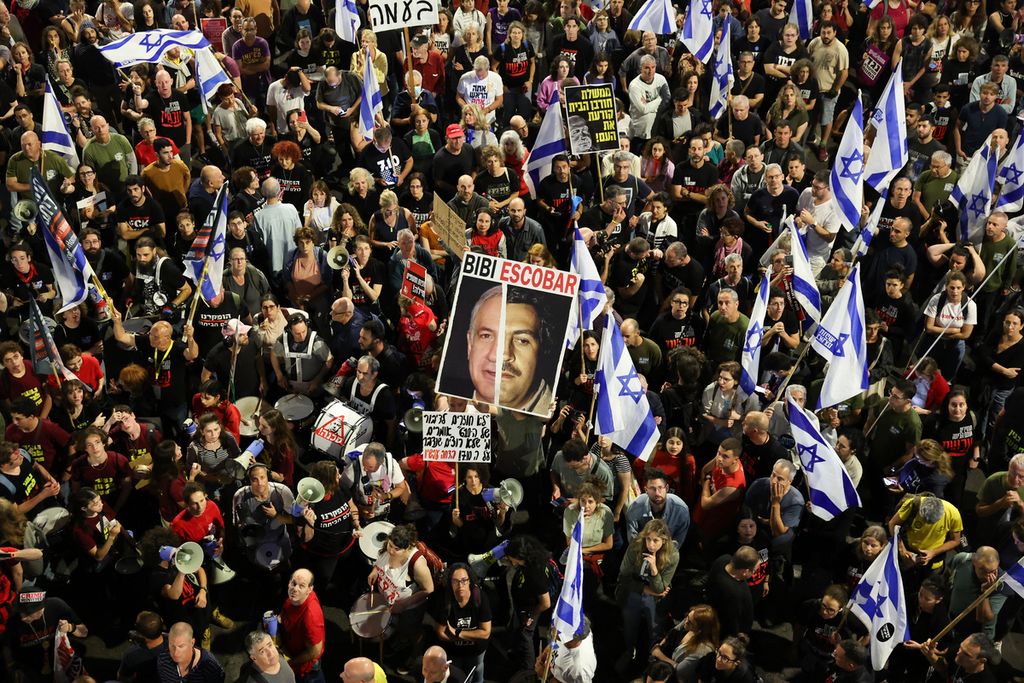 Kerabat dan rekan sandera Israel yang ditahan di Gaza sejak serangan Hamas pada 7 Oktober 2023 berunjuk rasa di depan Kementerian Pertahanan Israel di Tel Aviv, 20 April 2024. 