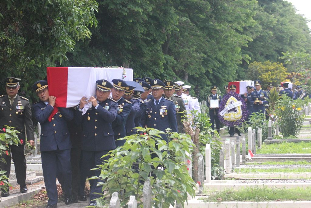 Upacara pemakaman secara militer terhadap tiga korban kecelakaan dua pesawat Super Tucano di Taman Makam Pahlawan Suropati, Kota Malang, Jawa Timur, Jumat (17/11/2023). Satu korban lainnya dimakamkan di Madiun.