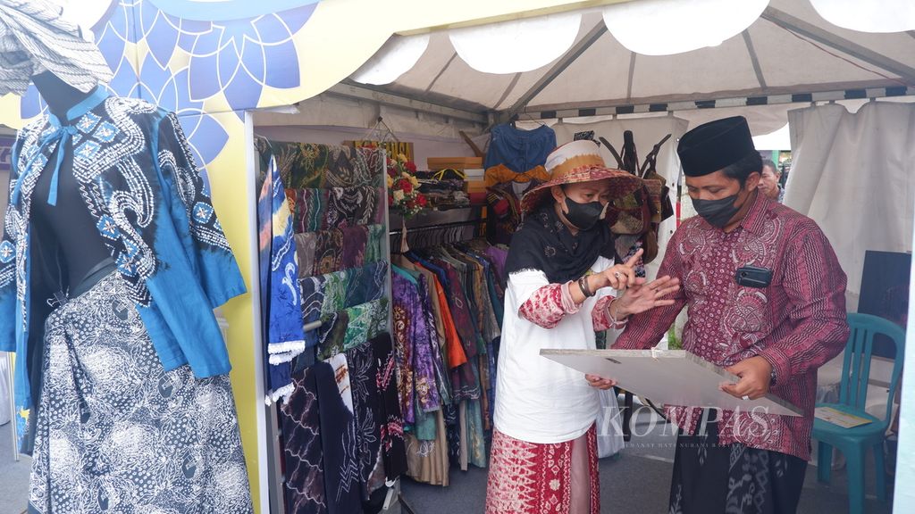 Seorang pelaku usaha mikro kecil dan menengah (UMKM) menjelaskan produknya dalam kegiatan Kalsel National Halal Fair 2023 di Banjarmasin, Kalimantan Selatan, Selasa (11/4/2023). Kalsel National Halal Fair 2023 berlangsung pada 10-15 April.