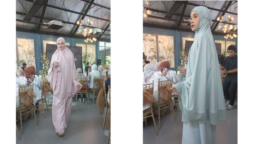 Mukena kolaborasi Buttonscarves dan Siti Khadijah diperagakan oleh model.