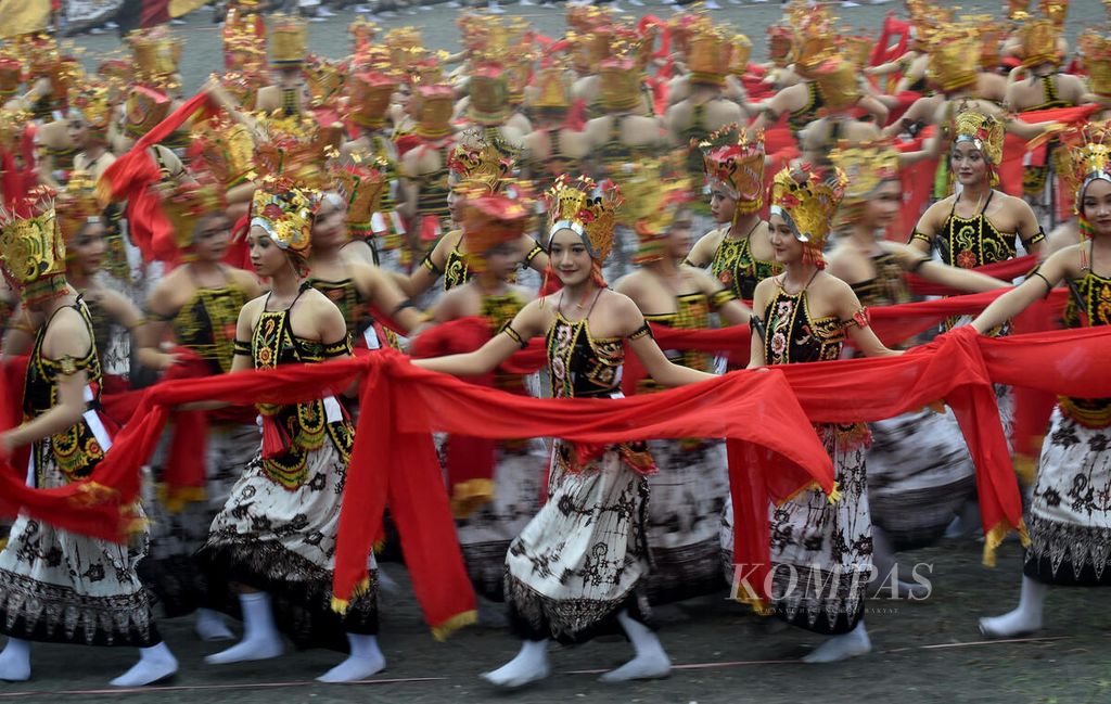 Pelajar membawakan tarian kolosal dalam Festival Gandrung Sewu 2022 di Pantai Marina Boom, Kabupaten Banyuwangi, Jawa Timur, Sabtu (29/10/2022). Festival Gandrung Sewu kembali diselenggarakan setelah dua tahun sebelumnya ditiadakan akibat pandemi Covid-19. 