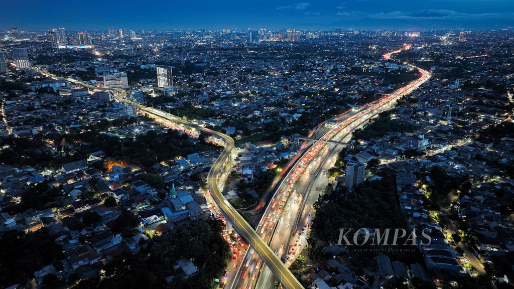 Foto aerial Jalan Lingkar Luar  Jakarta (JORR) W2 di Pesanggrahan, Jakarta Selatan, Jumat (11/11/2022) malam. Indonesia dipandang sejumlah kalangan sebagai titik terang di tengah perekonomian global yang suram. 