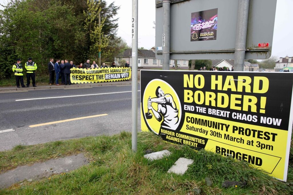 Pengunjuk rasa anti-Brexit melakukan aksi protes di perbatasan antara Londonderry di Irlandia Utara dan County Donegal di Republik Irlandia, 18 April 2019. Masyarakat kedua negara tidak menginginkan ada posko dan aparat keamanan menjaga perbatasan karena mengungkit trauma 30 tahun konflik berdarah.