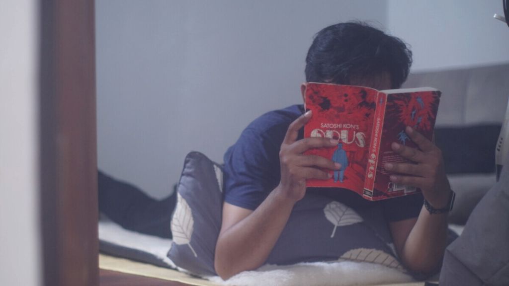 Menghabiskan waktu membaca buku untuk mengalihkan perhatian saat mengalami insomnia.