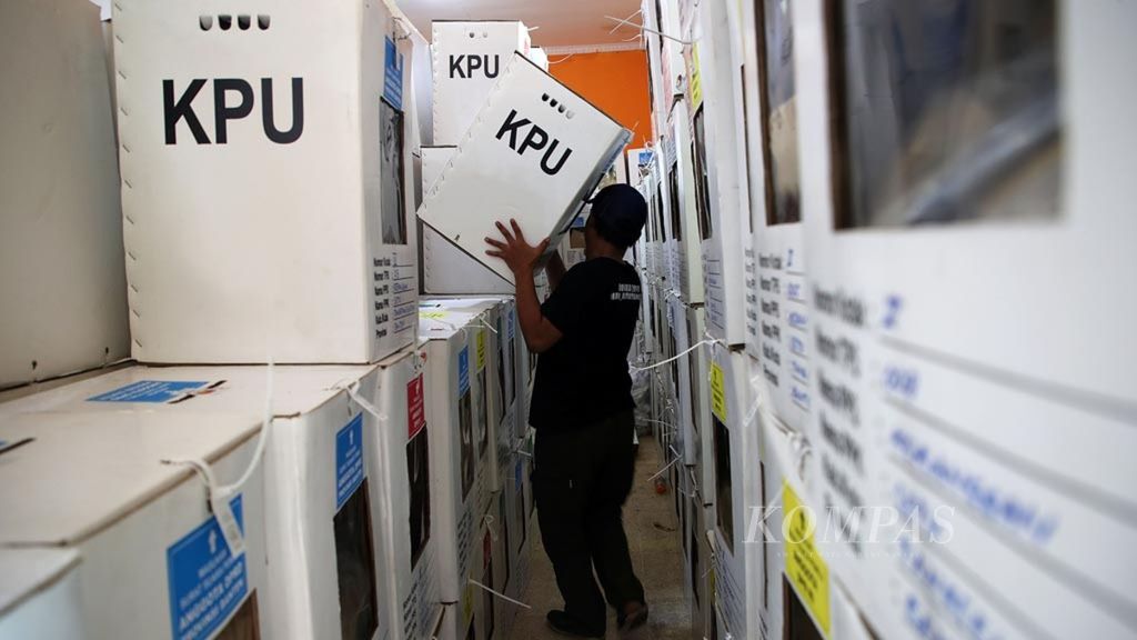 Petugas menata kotak suara yang berisi dokumen pemilu yang disimpan di Gedung Pertemuan Batan Indah, Tangerang Selatan, Jumat (19/4/2019). Di lokasi yang sama, proses rekapitulasi suara pemilihan presiden, DPD, DPR, DPRD provinsi, dan DPRD kota juga diselenggarakan. 
