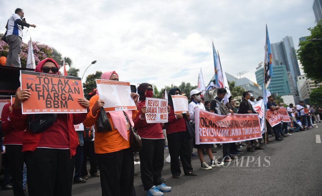 Ratusan buruh dari berbagai elemen berunjuk rasa menolak kenaikan harga BBM di Gedung Negara Grahadi, Surabaya, Jawa Timur, Rabu (31/8/2022). 