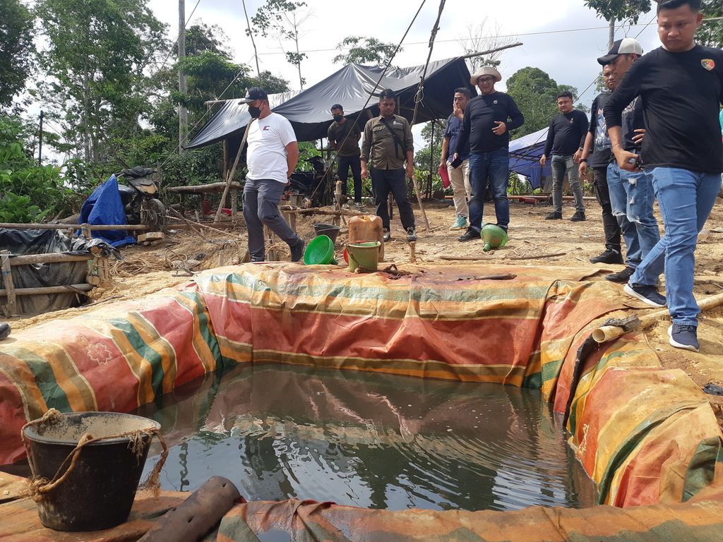 Aparat Polda Jambi dan Tim Perlindungan Hutan Harapan mengecek lokasi tambang minyak ilegal di kawasan restorasi ekosistem di Hutan Harapan yang terletak di perbatasan Jambi-Sumsel, Sabtu (9/11/2024).