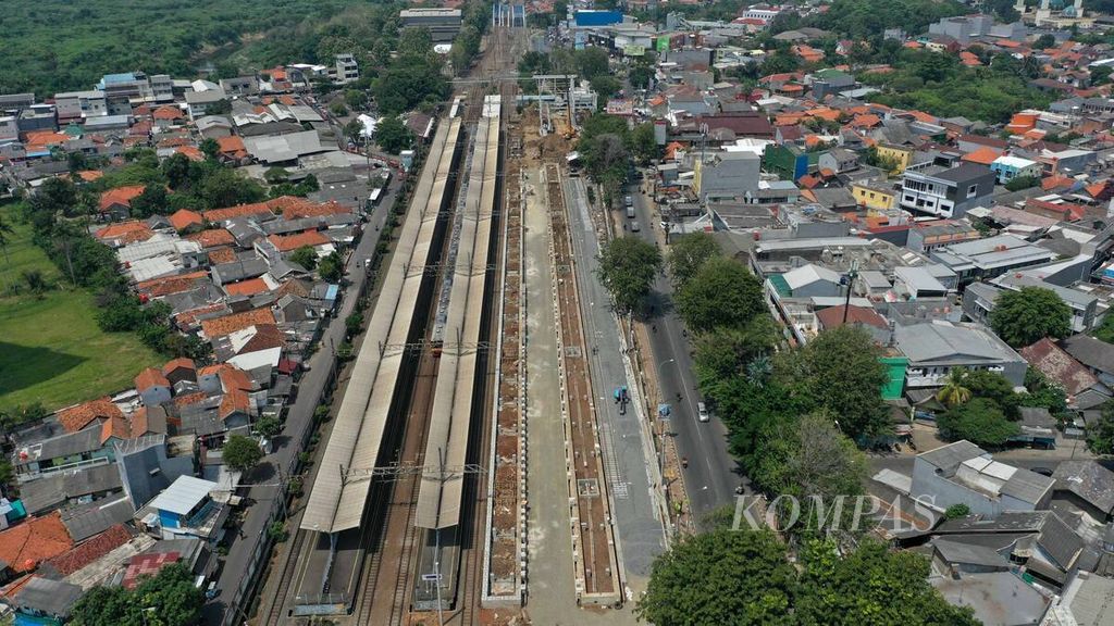 Foto udara proyek revitalisasi Stasiun Bekasi di Kota Bekasi, Jawa Barat, Selasa (11/8/2020). Pembangunan Stasiun Bekasi dengan luas 3.600 meter persegi yang akan memiliki dua lantai dan delapan jalur tersebut ditargetkan selesai pada tahun 2021. Revitalisasi ini juga menjadi bagian dari pembangunan jalur dwiganda (<i>double double track</i>/DDT) Manggarai-Cikarang untuk meningkatkan kapasitas lintas kereta api.