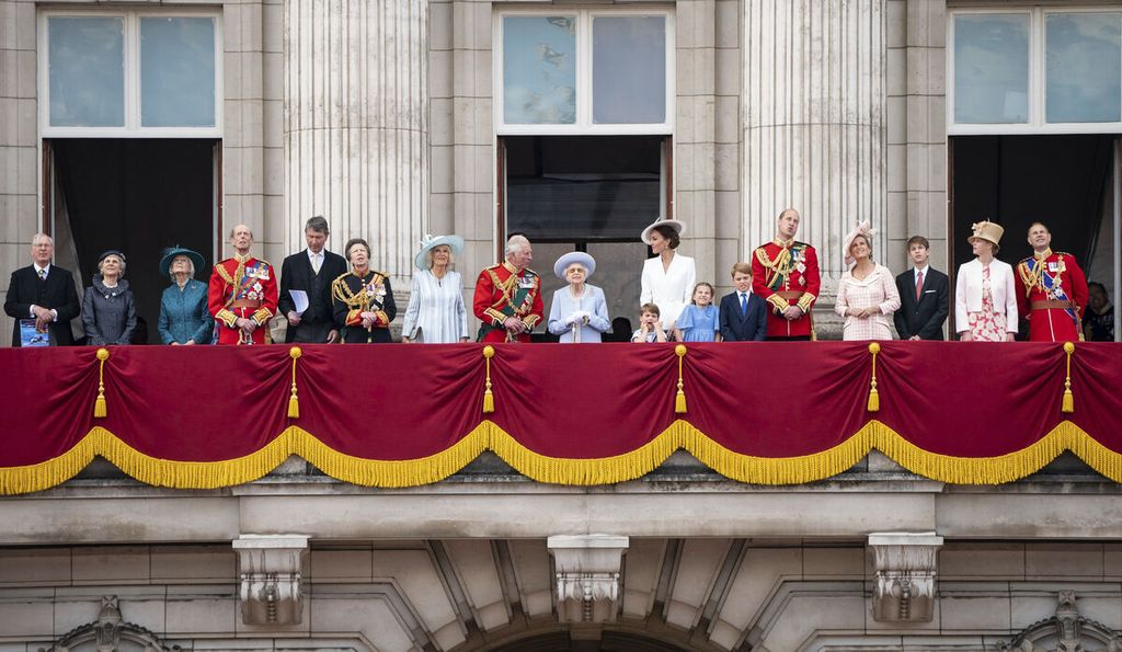 Dari kiri ke kanan: Duke of Gloucester dan istrinya, Duchess of Gloucester; Putri Alexandra, dan suaminya, Duke of Kent; Sir Tim Laurence dan Putri Anne;  Camilla dan Pangeran Charles;  Ratu Elizabeth II; Kate, ketiga anaknya, dan Pangeran William; Countess of Wessex, kedua anaknya, dan Pangeran Edward. Mereka berdiri di balkon Istana Buckingham saat upacara Trooping the Color, Kamis (2/6/2022). 