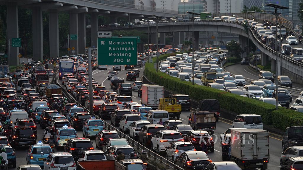 Kemacetan lalu lintas di Jalan Gatot Subroto, Jakarta Selatan, Kamis (13/4/2023). 