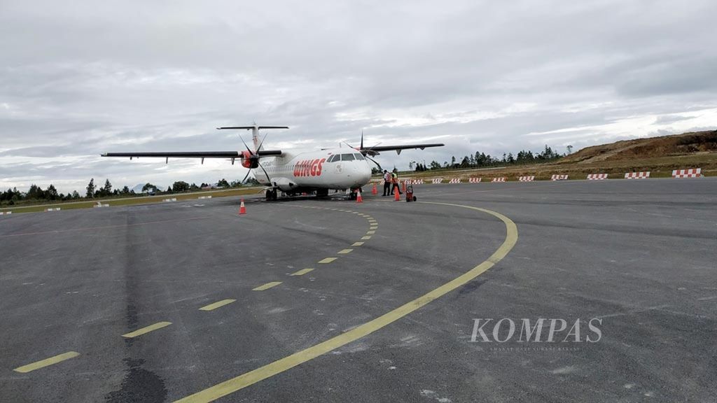 Pesawat mendarat di Bandara Silangit di Kabupaten Tapanuli Utara, Sumatera Utara, Senin (9/7/2018). 