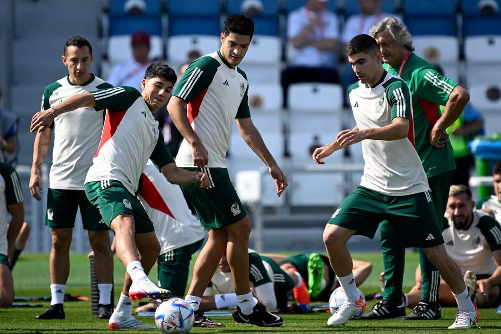 Para pemain Meksiko mengikuti sesi latihan tim di lapangan Al Khor di Al Khor, utara Doha, Qatar, Selasa (29/11/2022). Meksiko akan melawan Arab Saudi pada laga terakhir Grup C di Stadion Lusail, Kamis (1/12/2022) dini hari WIB.